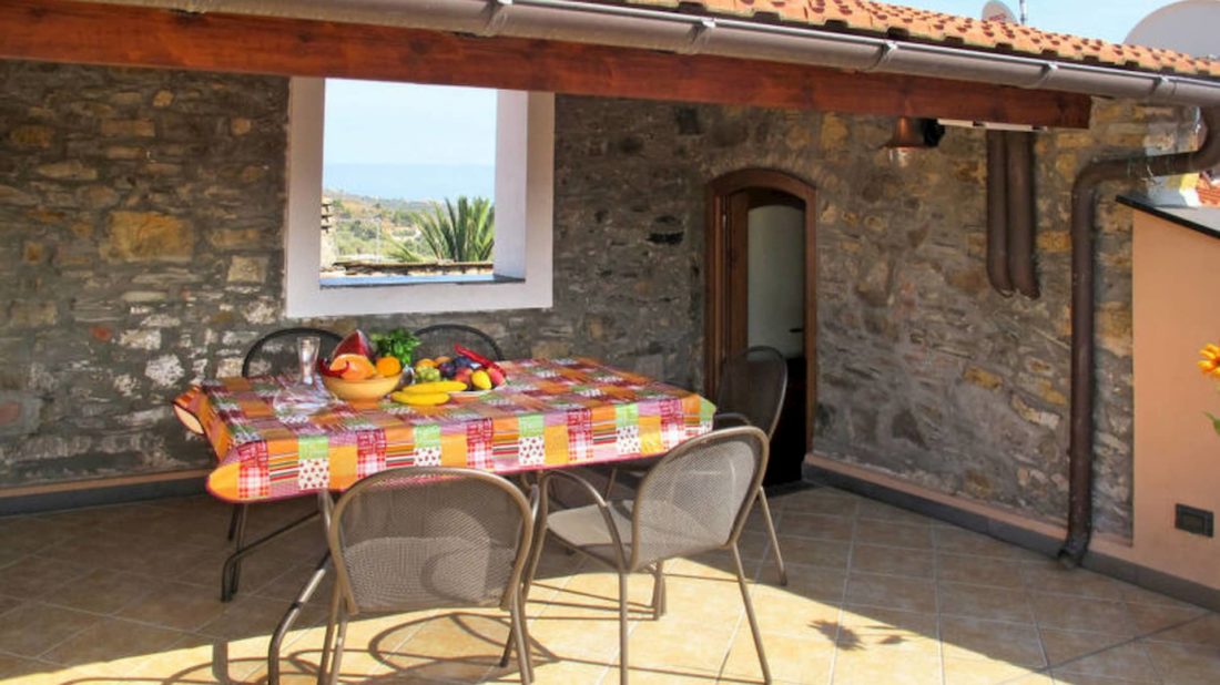 Il terrazzo in parte coperto dal tetto con vista a 360 gradi di Loggia sul Faudo