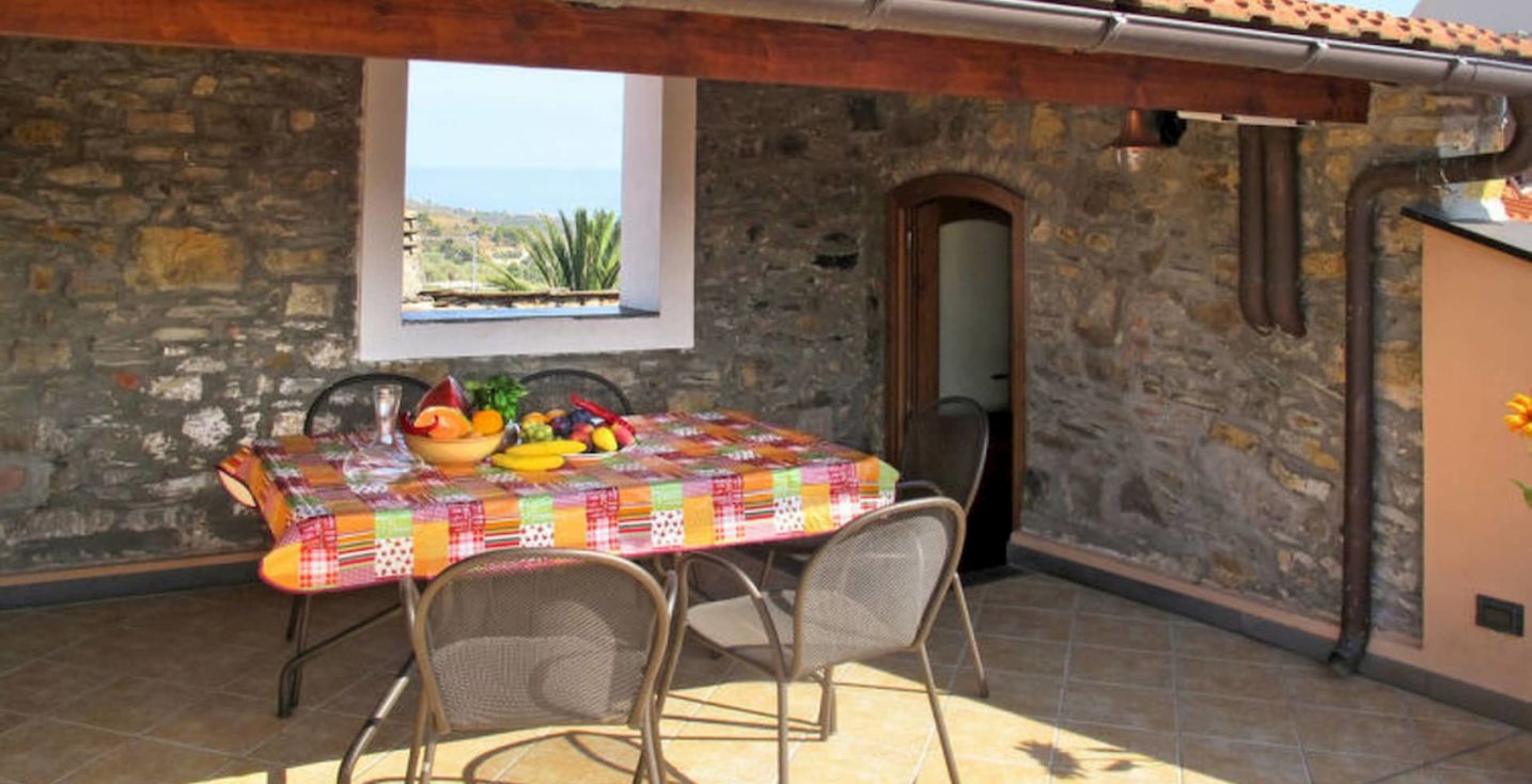 Il terrazzo in parte coperto dal tetto con vista a 360 gradi di Loggia sul Faudo