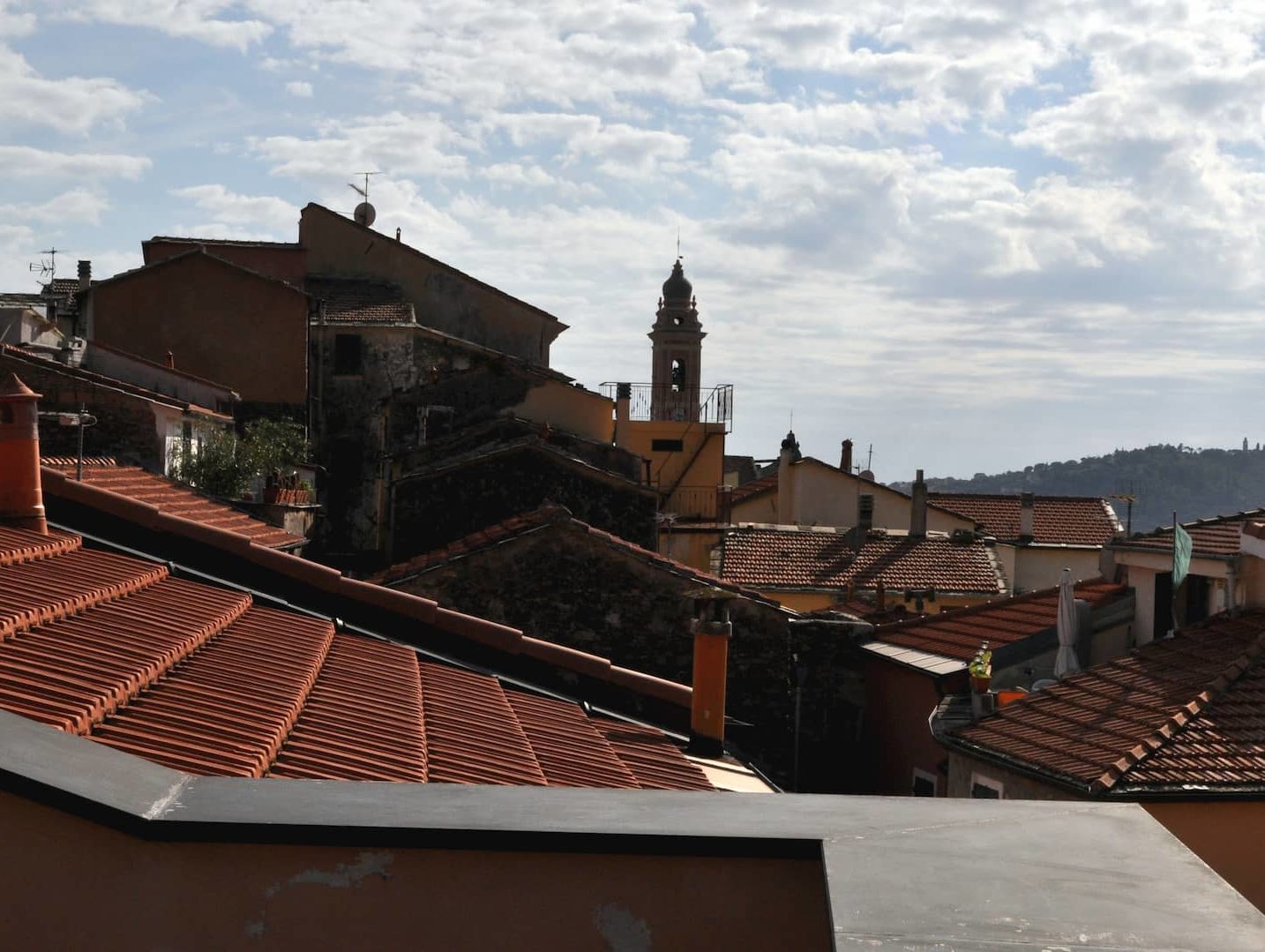 Il terrazzo in parte coperto dal tetto con vista a 360 gradi di Loggia sul Faudo