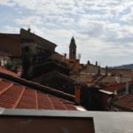 Il terrazzo in parte coperto dal tetto con vista a 360 gradi di Loggia sul Faudo