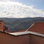 Il terrazzo in parte coperto dal tetto con vista a 360 gradi di Loggia sul Faudo