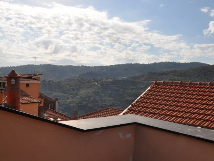 Il terrazzo in parte coperto dal tetto con vista a 360 gradi di Loggia sul Faudo