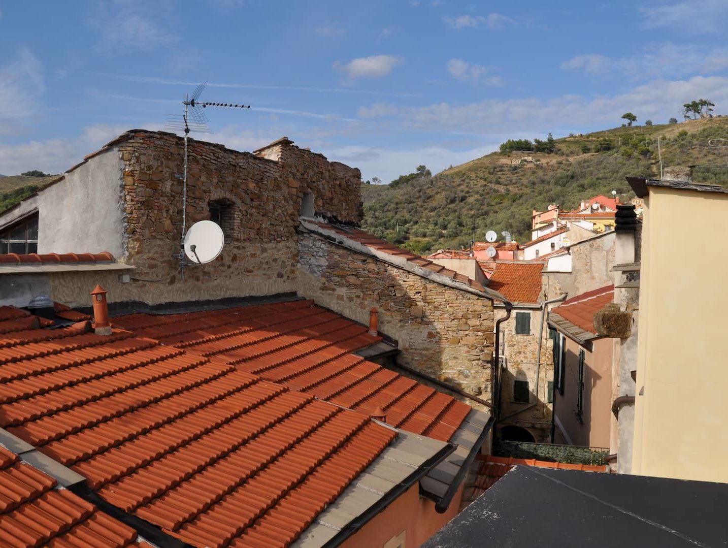 Il terrazzo in parte coperto dal tetto con vista a 360 gradi di Loggia sul Faudo