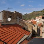 Il terrazzo in parte coperto dal tetto con vista a 360 gradi di Loggia sul Faudo