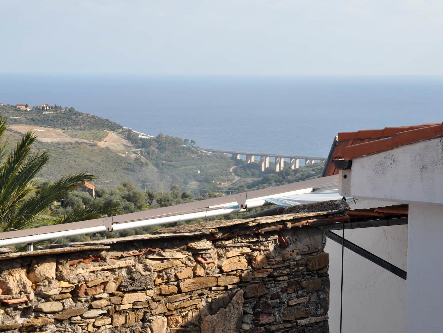 Il terrazzo in parte coperto dal tetto con vista a 360 gradi di Loggia sul Faudo