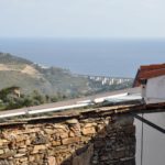 Il terrazzo in parte coperto dal tetto con vista a 360 gradi di Loggia sul Faudo